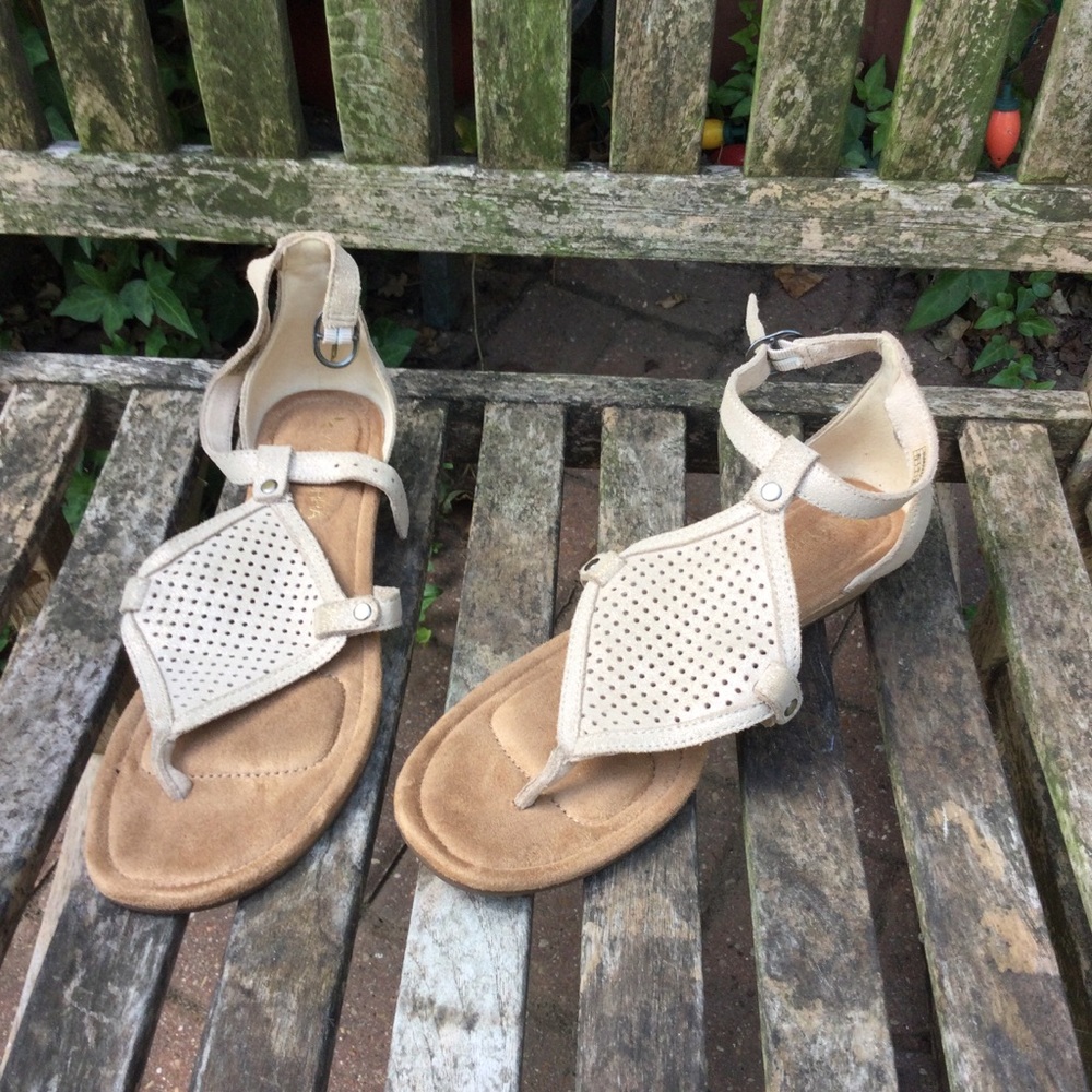 Koolaburra by UGG Thong Sandals.